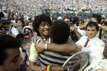 Dans les bras de son père lors de sa victoire à Roland Garros, 1983