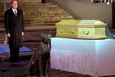 Jacques Chirac face au cercueil d'André Malraux