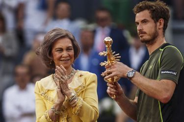 L'ex-reine Sofia d'Espagne remet le trophée des Masters de Madrid à Andy Murray, le 10 mai 2015