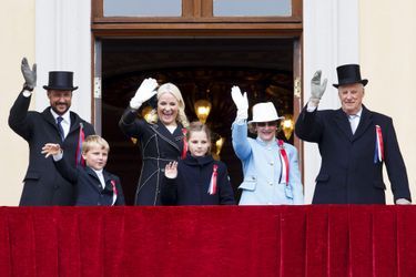 La famille royale de Norvège au balcon du Palais royal à Oslo, le 17 mai 2015