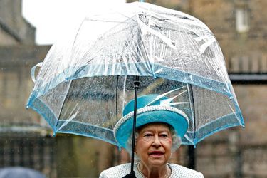 Avec Elizabeth II rien n’est jamais laissé au hasard question look. Ce vendredi 29 mai, la Reine s’affichait à Lancaster sous un parapluie parfaitement coordonné à sa tenue<br />
.Chaque dimanche, le Royal Blog de Paris Match vous propose de voir ou revoir les plus belles photographies de la semaine royale.