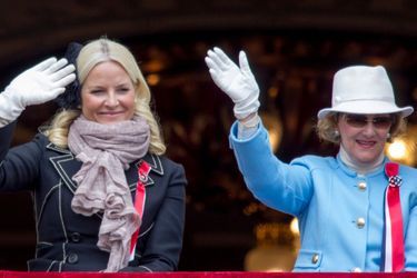 La princesse Mette-Marit et la reine Sonja de Norvège au balcon du Palais royal à Oslo, le 17 mai 2015