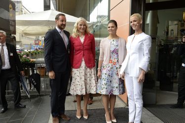 La princesse Mette-Marit et le prince Haakon de Norvège avec la princesse Victoria de Suède à Stockholm, le 1er juin 2015