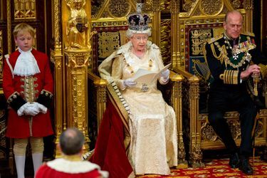 La reine Elizabeth II au Parlement avec le duc d'Edimbourg à Londres, le 25 mai 2010
