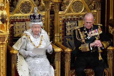 La reine Elizabeth II avec le duc d'Edimbourg au Parlement à Londres, le 8 mai 2013