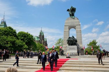 La reine Maxima et le roi Willem-Alexander au Monument commémoratif de guerre à Ottawa, le 27 mai 2015