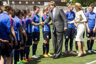 La reine Maxima et le roi Willem-Alexander avec l&#039;équipe nationale féminine de football des Pays-Bas  à Toronto, le 29 mai 2015