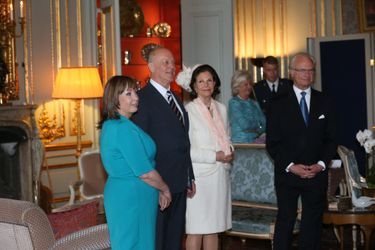 La reine Silvia et le roi Carl XVI Gustaf avec les parents de Sofia Hellqvist au Palais royal à Stockholm, le 17 mai 2015