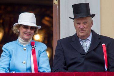 La reine Sonja et le roi Harald V de Norvège au balcon du Palais royal à Oslo, le 17 mai 2015