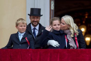 Le prince Haakon et la princesse Mette-Marit de Norvège et leurs enfants au balcon du Palais royal à Oslo, le 17 mai 2015