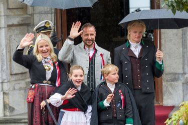 Le prince Haakon, la princesse Mette-Marit avec Ingrid-Alexandra, Sverre-Magnus et Marius à Skaugum, le 17 mai 2015