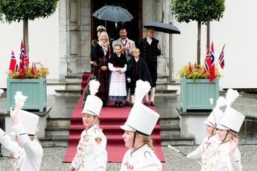 Le prince Haakon, la princesse Mette-Marit avec Ingrid-Alexandra, Sverre-Magnus et Marius à Skaugum, le 17 mai 2015