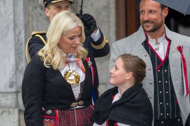 Le prince Haakon, la princesse Mette-Marit avec Ingrid-Alexandra à Skaugum, le 17 mai 2015