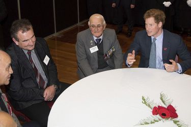Le prince Harry avec des vétérans au Centre du mémorial de la guerre à Whanganui, le 14 mai 2015
