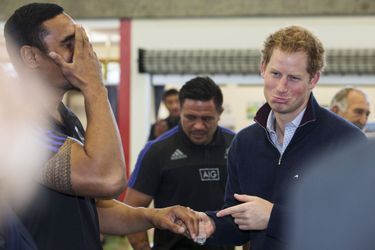 Le prince Harry avec le rugbyman Jerome Kaino à Auckland, le 15 mai 2015