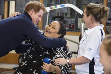 Le prince Harry dans l’Unité de réadaptation de la colonne vertébrale à Auckland, le 15 mai 2015