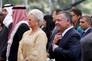 Le roi Abdallah II de Jordanie avec sa mère la princesse Muna à Amman, le 25 mai 2015
