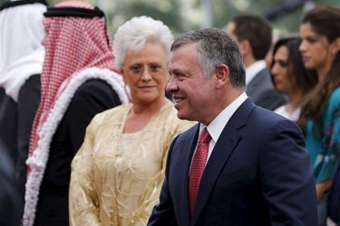 Le roi Abdallah II de Jordanie avec sa mère la princesse Muna à Amman, le 25 mai 2015