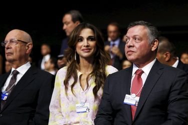 Le roi Abdallah II de Jordanie et la reine Rania au bord de la mer Morte, le 22 mai 2015