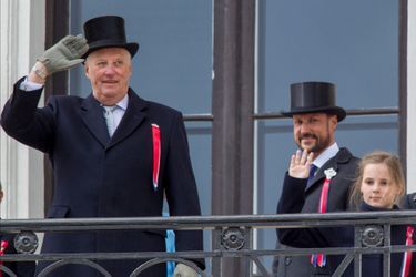 Le roi Harald V de Norvège et les princes Haakon et Sverre-Magnus au balcon du Palais royal à Oslo, le 17 mai 2015