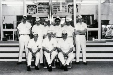 Les cuisiniers du premier restaurant McDonald's.