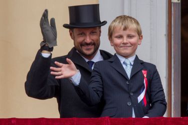 Les princes Haakon et Sverre-Magnus de Norvège au balcon du Palais royal à Oslo, le 17 mai 2015