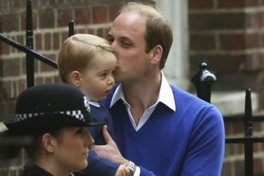Il y a 30 ans, William rencontrait Harry - Baby George à la découverte de sa petite soeur