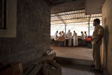 Dans la prison, les détenus cuisinent pour des plats vendus sur place