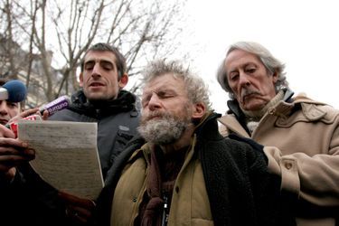Entouré de Pascal Oumakhlouf et Augustin Legrand lors d'une conférence de presse de l'association "Les Enfants de Don Quichotte"