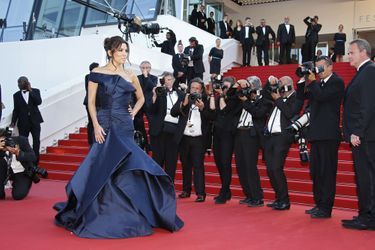 Eva Longoria (en Atelier Versace) à Cannes le 17 mai 2015