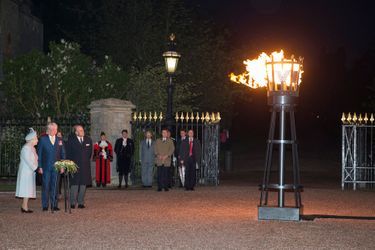 La reine Elizabeth II allume la première balise à Windsor, le 8 mai 2015