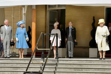 La reine Elizabeth II avec les prince Charles et Edward, Camilla et Sophie à Buckingham Palace à Londres, le 12 mai 2015