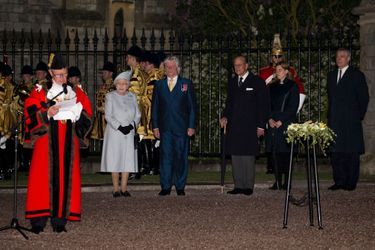 La reine Elizabeth II avec les princes Philip et Andrew et la princesse Eugenie à Windsor, le 8 mai 2015