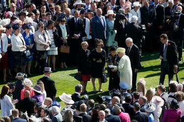 La reine Elizabeth II lors de la garden-party de Buckingham Palace à Londres, le 12 mai 2015