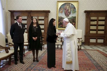 La reine Silvia, la princesse Madeleine et Christopher O&#039;Neill avec le pape François au Vatican, le 27 avril 2015