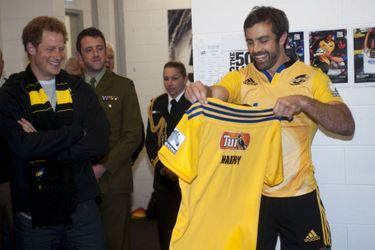 Le prince Harry avec les joueurs de rugby des Hurricanes à Wellington, le 9 mai 2015
