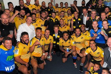 Le prince Harry avec les joueurs de rugby des Hurricanes à Wellington, le 9 mai 2015