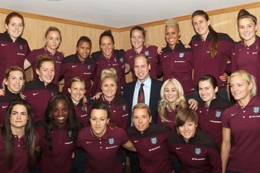 Le prince William avec l’équipe d’Angleterre de football féminin à Burton upon Trent, le 20 mai 2015