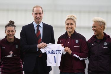 Le prince William avec l’équipe d’Angleterre de football féminin à Burton upon Trent, le 20 mai 2015