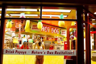 "C’est étrange, mais le hot dog américain a plus de goût sans vêtements."<br />
Comment les passants réagissent-ils pendant les prises de vue ?  Ça dépend de la situation. Parfois, les gens ne se rendent même pas compte. Si ils me voient, d’ordinaire, ils se marrent ou applaudissent. “Only in New York”, « ça n’arrive qu’à New York » est une phrase que j’entends très souvent. Ça ne choque pas tant que ça je crois… mais à vrai dire, je n’ai aucune idée de ce qu’ils pensent dans leur tête, je suis bloquée dans la mienne!