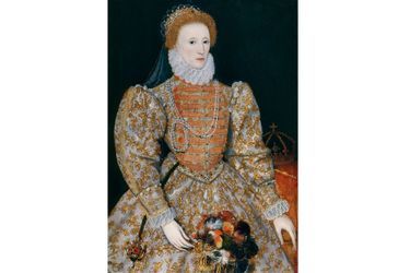 Elizabeth Ire, la Reine ViergeÀ la mort de la reine Mary en 1558, c’est un autre enfant de feu le roi Henry VIII qui monte sur le trône. À nouveau une fille. Elle se prénomme Elizabeth, a 25 ans et sa mère était la deuxième femme d’Henri VIII, Anne Boleyn, que ce dernier fit décapiter alors que la petite fille n’avait que 3 ans. Contrairement à sa demi-sœur Mary, Elizabeth, qui est couronnée à l’abbaye de Westminster le 15 janvier 1559, va connaître un long règne de 44 années au cours duquel elle fait de son pays une grande puissance maritime. C’est elle aussi qui établit l&#039;autorité de l&#039;église protestante anglaise et en devient le Gouverneur suprême. Un titre que porteront après elle tous les souverains britanniques.Elizabeth Ire, qui ne s’est jamais mariée, refusant tous les prétendants, et n’a jamais eu d’enfant, meurt le 24 mars 1603 à l’âge de 69 ans, sans avoir désigné de successeur. La dynastie des Tudors sur le trône d’Angleterre s’éteint donc avec celle que l’on surnomme la «Reine Vierge». La couronne passe à son cousin le roi d’Écosse James VI, un Stuart. Lequel devient le premier «roi de Grande-Bretagne» sous le nom de James I.