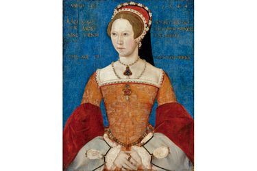 Mary Ire, la Reine SanglanteMary est la fille d’Henry VIII et de sa première épouse Catherine d’Aragon, répudiée après 20 ans de mariage pour ne pas avoir su donner un fils au roi. Soutenue par une grande partie de la noblesse anglaise, elle est proclamée reine, à l’âge de 37 ans, le 19 juillet 1553, soit treize jours après le décès de son demi-frère le roi Edward VI qui lui avait préféré sa cousine protestante Jane Grey pour lui succéder. Première femme à régner sur l’Angleterre, Mary, qui est sacrée à l’abbaye de Westminster le 30 octobre 1553, y restaure le catholicisme. Au XVIIème siècle, on se souviendra d’elle sous le nom de «Bloody Mary» (Mary la Sanglante) en raison des persécutions des protestants perpétrées sous son règne d’à peine plus de 5 ans.En 1554, la reine Mary épouse Felipe d’Espagne (le fils de Charles Quint), qui deviendra lui-même «roi des Espagnes» deux ans plus tard sous le nom de Felipe II (Philippe II). Un mariage qui est loin de faire l’unanimité dans le royaume, bien au contraire. Certains voient en effet dans cette union avec un prince étranger un risque d’ingérence. Quatre ans après ces noces, le 17 novembre 1558, Mary meurt à l’âge de 42 ans, sans héritier.