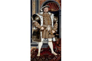 Henry VIII, l’homme à femmesHenry VIII et les femmes, le sujet aura fait couler beaucoup d’encre et usé bien des pellicules. Resté célèbre dans l’histoire pour sa vie matrimoniale des plus mouvementée –il eut six femmes, en répudia deux, en fit exécuter deux autres-, Henry VIII est le fils d’Henry VII, le premier Tudor de la dynastie, et d’Elizabeth d’York. À son avènement en 1509, il n’a que 17 ans. Contemporain de François Ier et de Charles Quint, il cache derrière son image populaire d’une sorte de «Barbe bleue» celle d’un homme de la Renaissance, un vrai humaniste mais au caractère bien trempé. Exécuté en 1535 pour avoir refusé de le reconnaître comme chef de l’Église d’Angleterre, Thomas More a déclaré à son propos: «C’est comme de jouer avec un lion domestiqué, c’est souvent sans dommage, mais tout aussi souvent le dommage est à craindre. Il rugit souvent de rage sans raison apparente et soudain le jeu devient mortel.»Couronné le 24 juin 1509 à l’abbaye de Westminster, Henry VIII régna près de 38 ans, jusqu’à son décès le 28 janvier 1547, à l’âge de 55 ans.