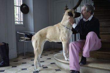 Pour Paris Match. Dans sa propriété de Rambouillet, jouant avec son chien, Bébel, en 2011