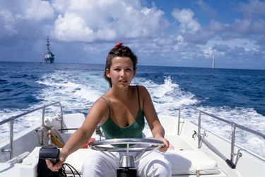 En vacances après le tournage du film &quot;Mes nuits sont plus belles que vos jours&quot; de Andrzej Zulawski, l&#039;actrice Sophie Marceau assise à la barre d&#039;un bateau voguant sur l&#039;océan