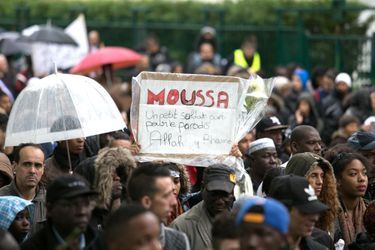 Marche digne et silencieuse en mémoire à Moussa - Trappes