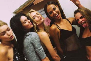 Avec ses copines supermodels. De gauche à droite : Gigi Hadid, Kendall Jenner, Lily Donaldson et Joan Smalls