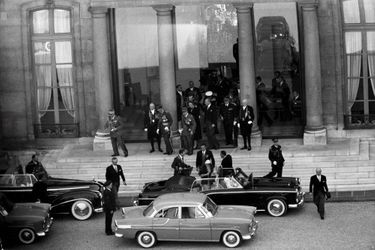 Avril 1957, la reine Elizabeth descend du perron de l&#039;Elysée pour se rendre à l&#039;Arc de Triomphe