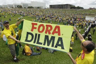 "Dilma dégage", dit la pancarte
