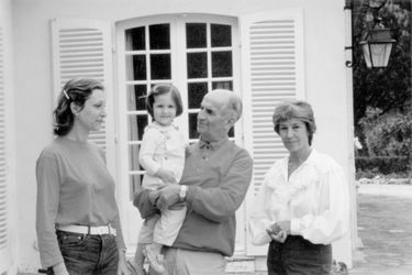 Louis DE FUNES tenant dans ses bras sa petite-fille Julia, fille d&#039;Olivier, aux côtés de son épouse Jeanne et de sa bru Dominique.